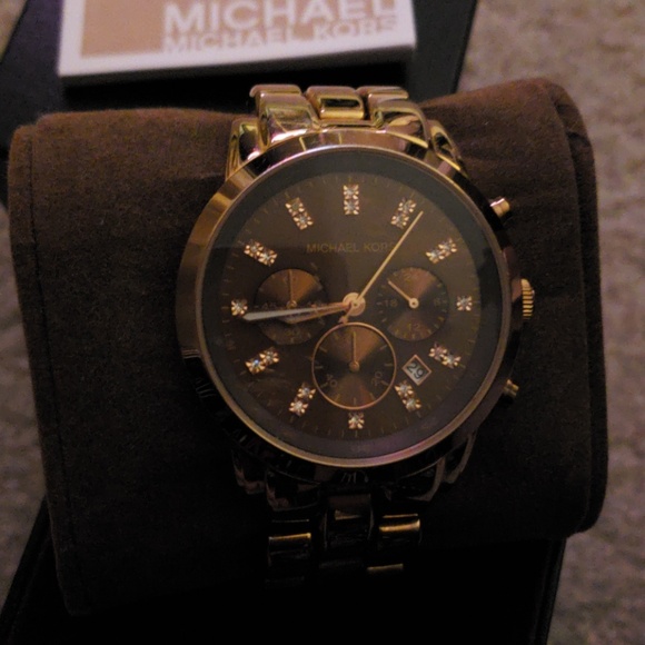 Michael kors watch w/box and book - Picture 2 of 4